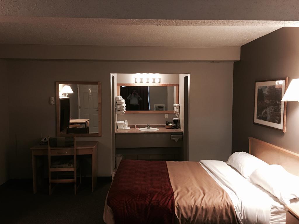 Econo Lodge Golden Exterior photo